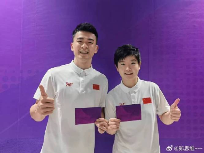 郑思维晒与孙颖莎合影宣誓太荣光