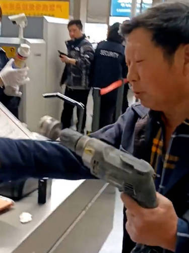 带电钻进火车站遭拒