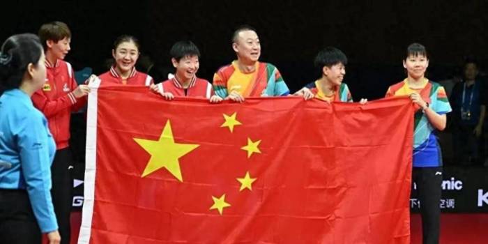 原创
孙颖莎颁奖险跌倒，陈梦偷笑，谁注意王曼昱举动，女队联系曝光

