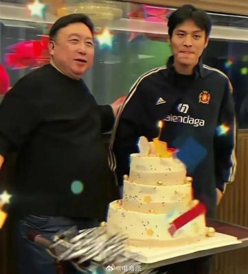 疯狂小杨哥现身王晶导演70岁生日会现场
