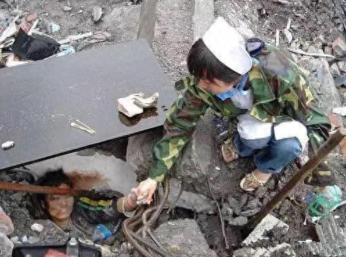 最美护士紧握废墟下少年的手，17年前感人瞬间