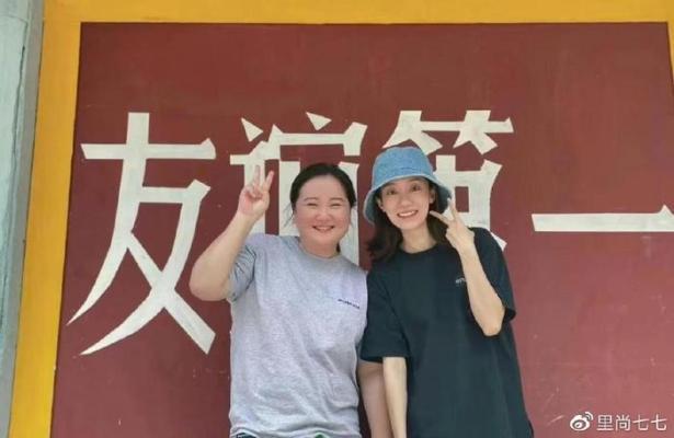 贾玲扎高马尾减龄成功，网友：像女大学生