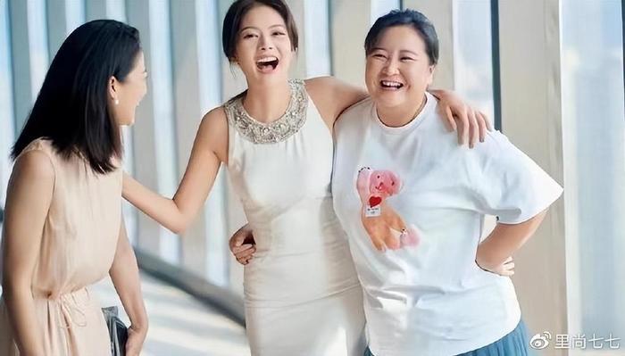 贾玲扎高马尾减龄成功，网友：像女大学生