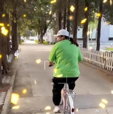 贾玲扎高马尾减龄成功，网友：像女大学生
