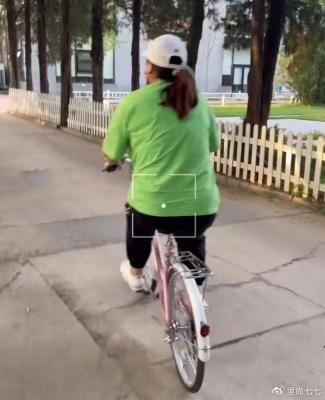 贾玲扎高马尾减龄成功，网友：像女大学生
