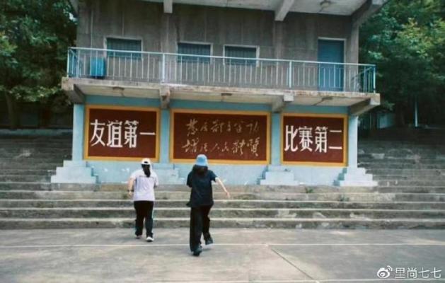 贾玲扎高马尾减龄成功，网友：像女大学生