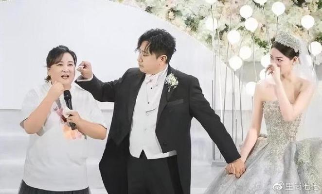 贾玲扎高马尾减龄成功，网友：像女大学生