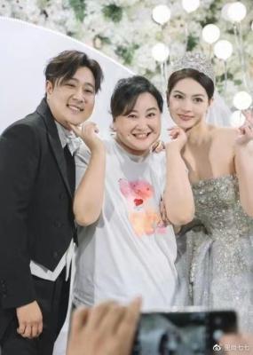 贾玲扎高马尾减龄成功，网友：像女大学生