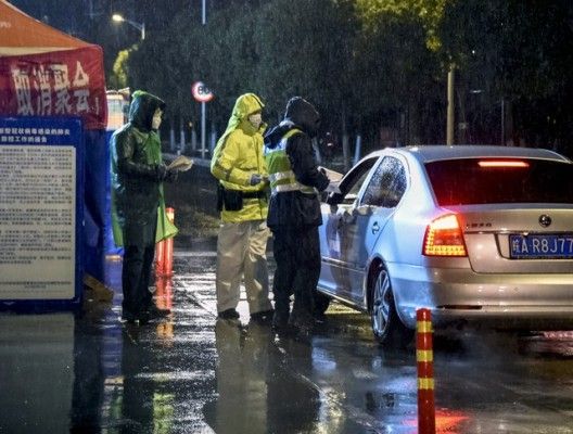 暴雨致路面积水家长划桨板接孩子放学