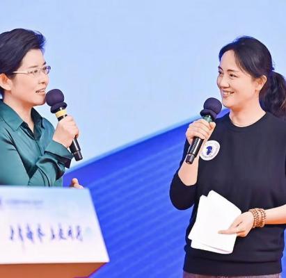 邓超发文悼念朱媛媛，狗头表情引争议