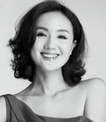 邓超发文悼念朱媛媛，狗头表情引争议