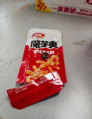 消费者称在卫龙魔芋爽中吃出螺丝钉