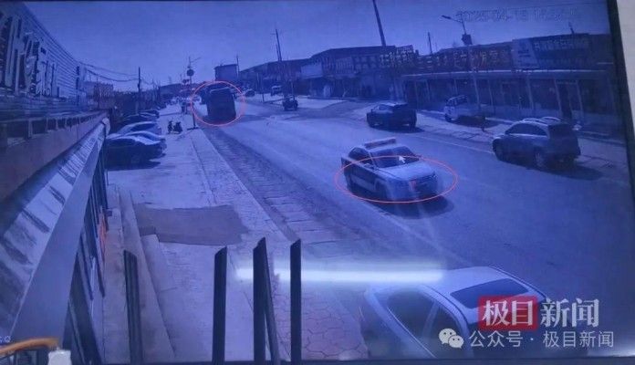 半挂车为躲追查侧翻，执法车路过未施救