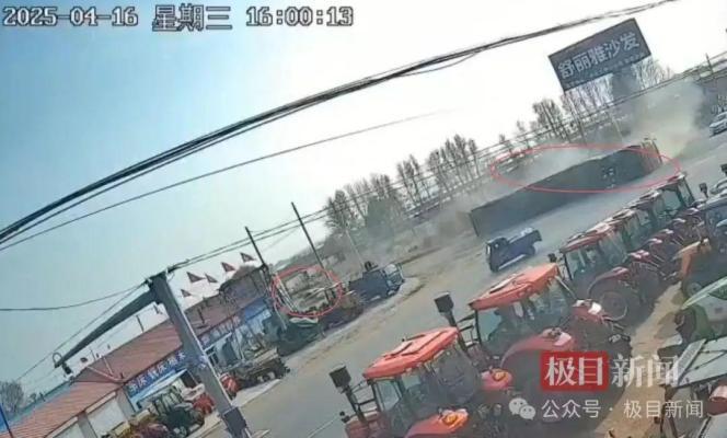 半挂车为躲追查侧翻，执法车路过未施救