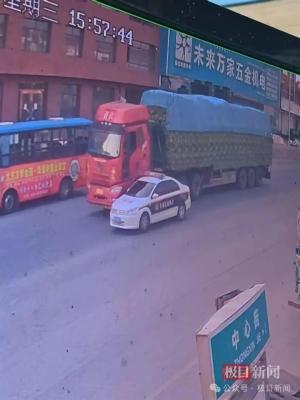 半挂车为躲追查侧翻，执法车路过未施救