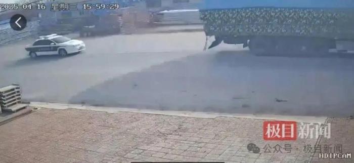 半挂车为躲追查侧翻，执法车路过未施救
