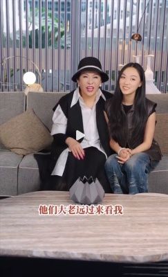 李连杰晒女儿大学毕业照近况