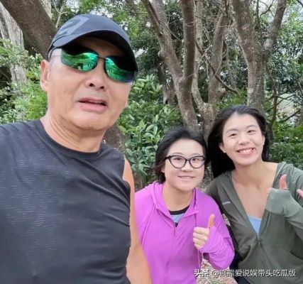 周润发和苗侨伟登山，双鬓斑白显苍老
