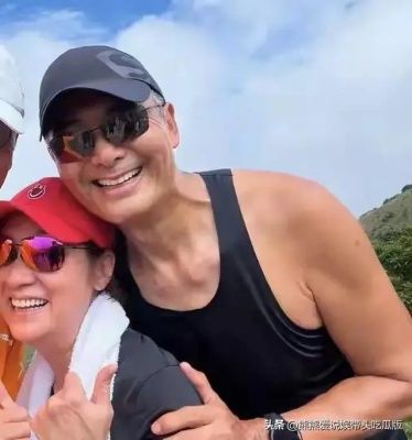 周润发和苗侨伟登山，双鬓斑白显苍老