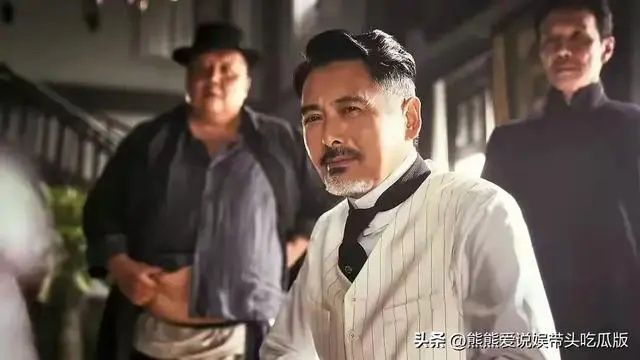 周润发和苗侨伟登山，双鬓斑白显苍老