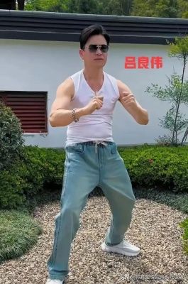 周润发和苗侨伟登山，双鬓斑白显苍老