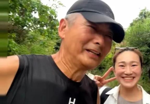 70岁周润发又被偶遇爬山，模样沧桑了不少