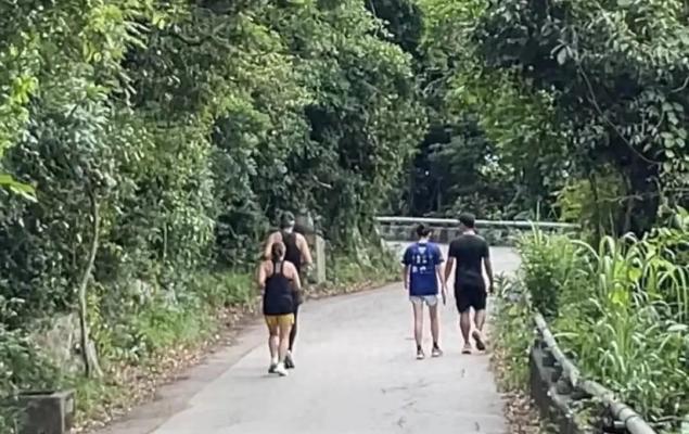 70岁周润发又被偶遇爬山，模样沧桑了不少
