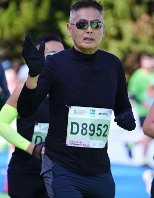70岁周润发又被偶遇爬山，模样沧桑了不少
