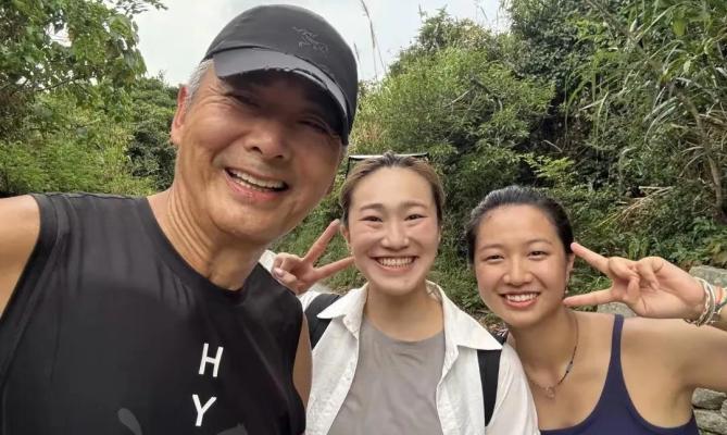 70岁周润发又被偶遇爬山，模样沧桑了不少