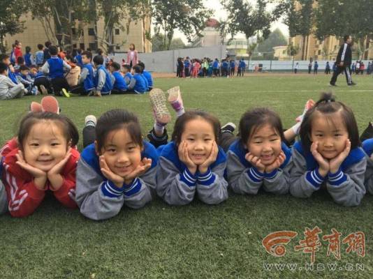 西安一小老师拍下学生6年对比照作毕业礼物