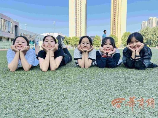 西安一小老师拍下学生6年对比照作毕业礼物