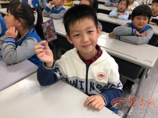 西安一小老师拍下学生6年对比照作毕业礼物