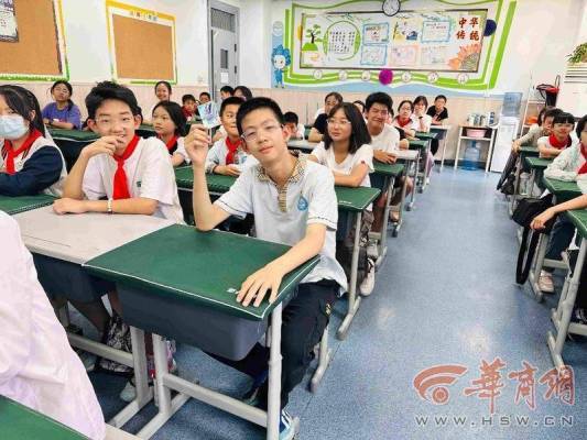 西安一小老师拍下学生6年对比照作毕业礼物