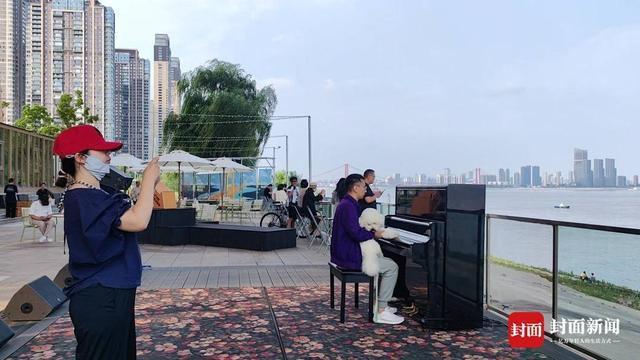 杨泗港大桥打卡点护栏已拆除，市民可更近距离观景