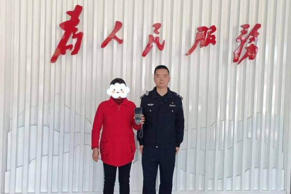 小学生捡到手机交民警被送锦旗表扬
