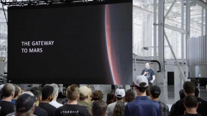 马斯克演讲：火星或成地球救星，特斯拉机器人明年前往