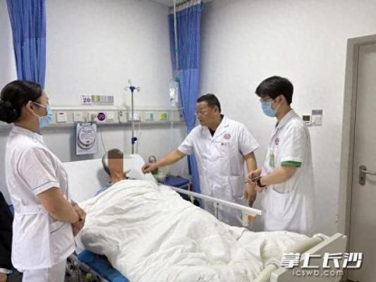 男子长期喝生水致肾脏长巨大结石