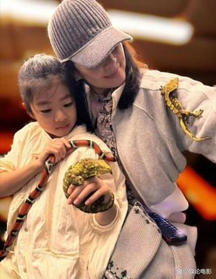 章子怡晒与女儿儿子温馨合影满屏都是爱