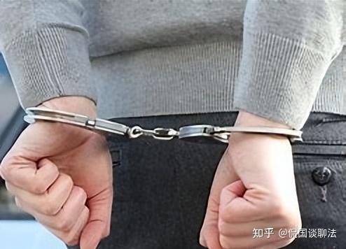 男子被烧烤签连续扎脸4分钟竟不敢还手