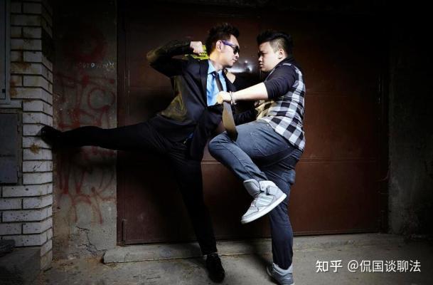 男子被烧烤签连续扎脸4分钟竟不敢还手