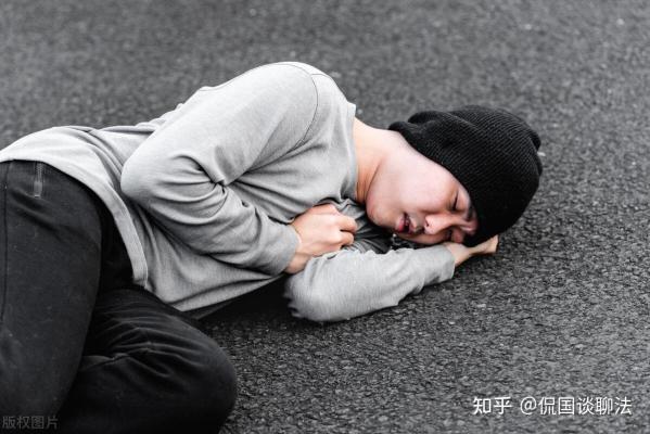 男子被烧烤签连续扎脸4分钟竟不敢还手