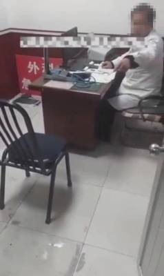 河南一医生看手机不接诊事件医院回应