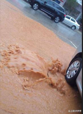 广东肇庆广宁县遭遇暴雨袭击，多地水浸导致车辆被冲走