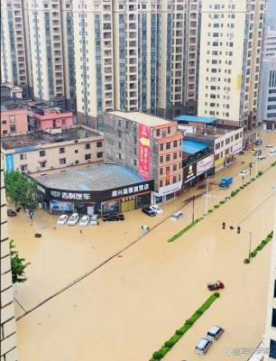 广东肇庆广宁县遭遇暴雨袭击，多地水浸导致车辆被冲走