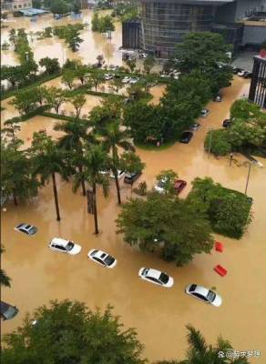 广东肇庆广宁县遭遇暴雨袭击，多地水浸导致车辆被冲走