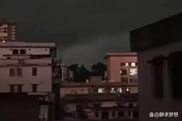 广东肇庆广宁县遭遇暴雨袭击，多地水浸导致车辆被冲走