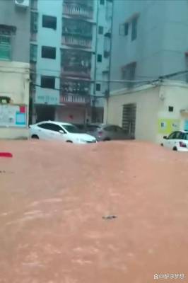 广东肇庆广宁县遭遇暴雨袭击，多地水浸导致车辆被冲走