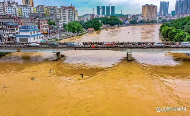 广东肇庆广宁县遭遇暴雨袭击，多地水浸导致车辆被冲走