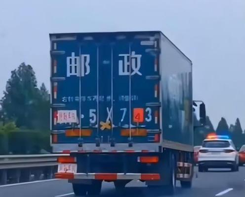 网友偶遇高考试卷押送车队，称安全感爆棚