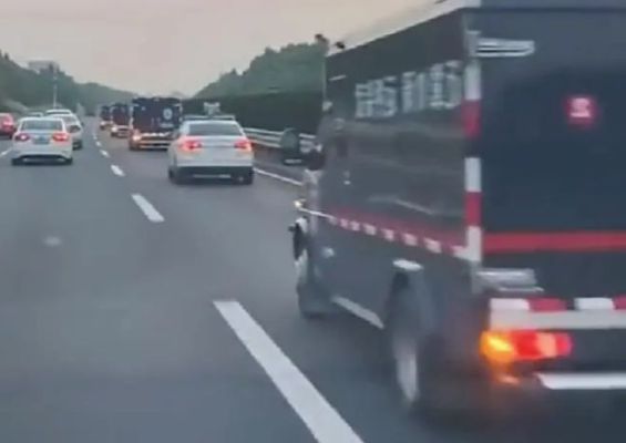 网友偶遇高考试卷押送车队，称安全感爆棚